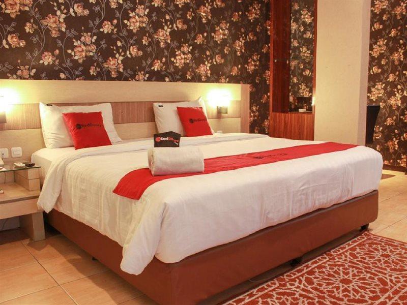 Hotel Reddoorz Premium Near Bandung Station Esterno foto