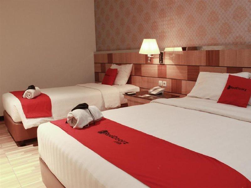 Hotel Reddoorz Premium Near Bandung Station Esterno foto