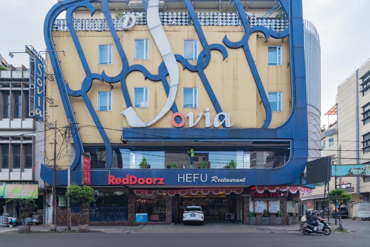 Hotel Reddoorz Premium Near Bandung Station Esterno foto